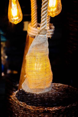 Dekoratif antika edison tarzı iplik ampulleri asılıydı.