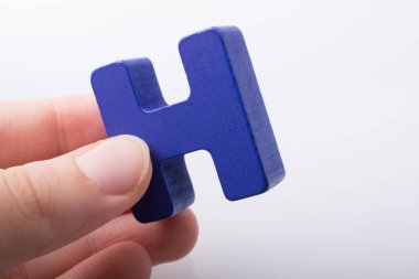 Tahtadan yapılmış H harfinin küpü.