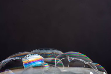 Su tabanında hava kabarcıkları oluşur.