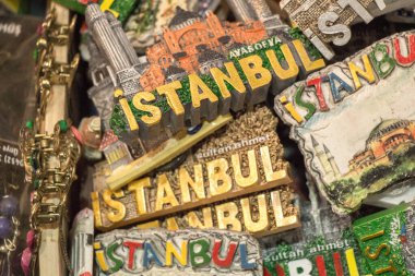 Istanbul bir Hediyelik eşya dükkanında hatıralık renkli mıknatıs