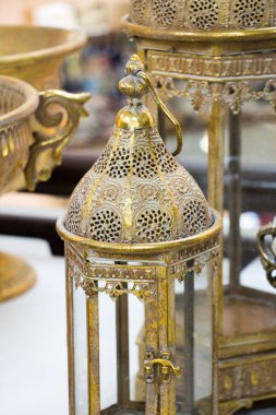 Metalden yapılmış eski usul fener.