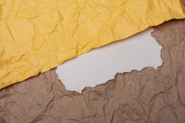 Düz arkaplana yerleştirilmiş yırtık kağıt parçası