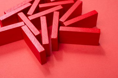Kırmızı Renkli Domino Blokları kırmızı arkaplana yerleştirildi