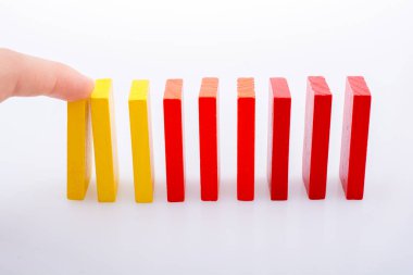 Beyaz arka planda el ele tutuşan renkli domino taşları