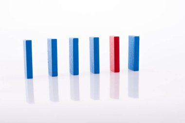 Beyaz arkaplanda renkli dominolar