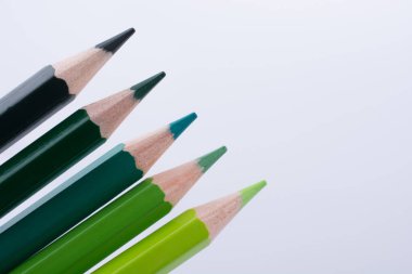 çeşitli renk beyaz bir arka plan üzerinde renkli kalemler