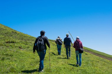Bir dağda bir gezi alarak arkadaşlar
