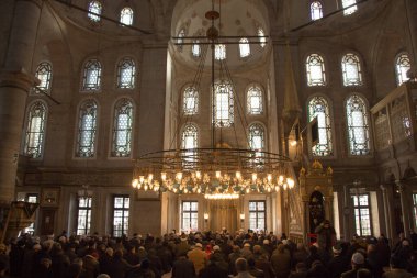 Osmanlı saat Camii Istanbul'daki insanlarla iç