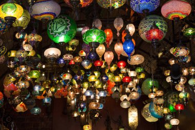 İstanbul 'daki Büyük Pazar' dan Mozaik Osmanlı lambaları