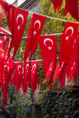 Türk ulusal bayrağı açık havada sokakta bir ipe asılı duruyor