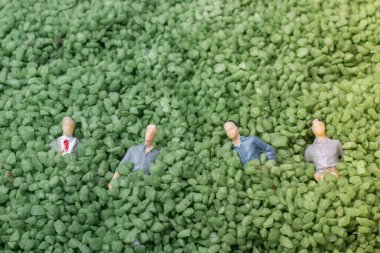 Grup yeşil kum adamın küçük figürin