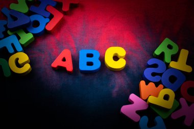 Tahtadan yapılmış renkli alfabe harfleri.