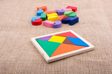 Kare tangram bulmacasının renkli parçaları