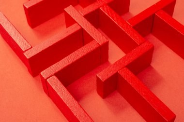 İş stratejisi, analitik, çözüm arayışı kavramı. Renkli ahşap bloklardan oluşan labirent.