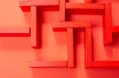 İş stratejisi, analitik, çözüm arayışı kavramı. Renkli ahşap bloklardan oluşan labirent.