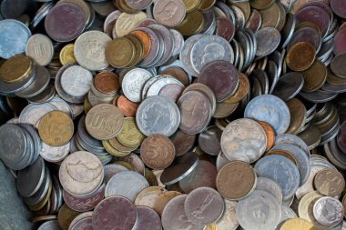 Çeşitli para birimlerinin eski metal para koleksiyonları