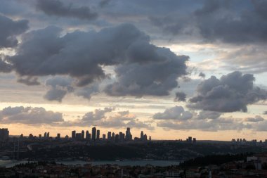 Karanlık ve gri bulutlar gökyüzünde