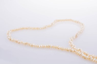 İnci kolye beyaz arka plana yerleştirilir