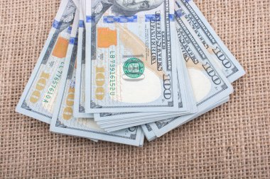 Banknota destesi keten bir tuval üzerine yerleştirilmiş Amerikan doları