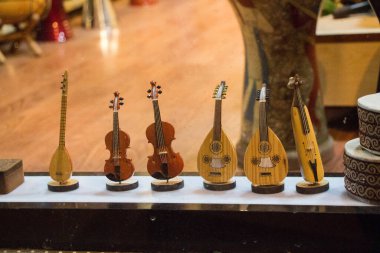 Müzik aletleri ağaçtan modeller kümesi
