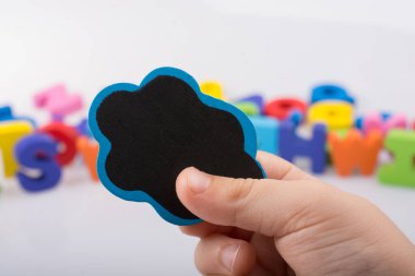 Elinde renkli harflerle konuşma balonu