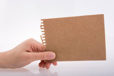 Beyaz arka planda bir sayfa kağıt tutarken