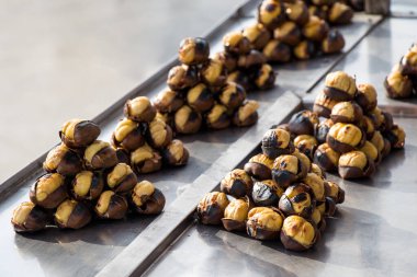 Sıcak ateşte kızartılmış organik kahverengi kestaneler.