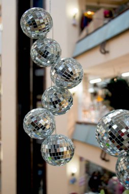 Disko kulübünde dans etmek için ayna parçaları olan disko topları.