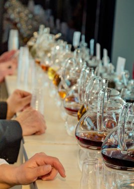 Cam çaydanlıkta demlenmiş bitki çayı ve şişede çay bitkisi.