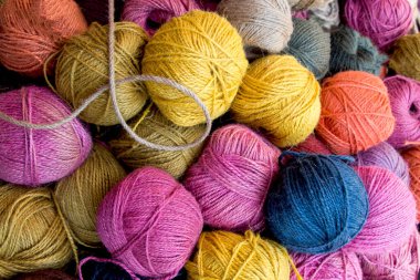 Renkli iplik dizisi ya da ruloları