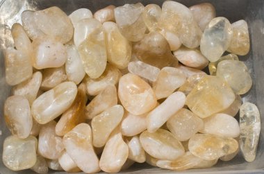 Mineral kaya jeodu olarak taştan taşlarla oynanmış.