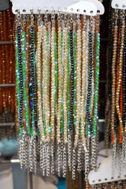 Çeşitli renkte tespih seti