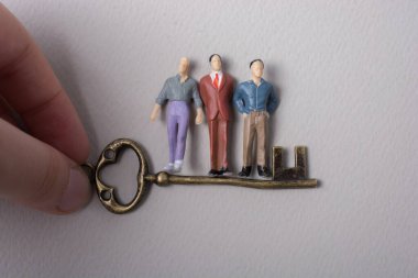 Küçük heykelcik adam minyatür ve retro anahtar