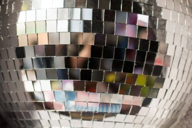 Disko kulübünde dans etmek için ayna parçaları olan disko topu.