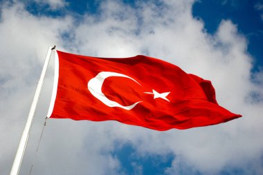 Türk ulusal bayrağı açık havada bir direğe asılı
