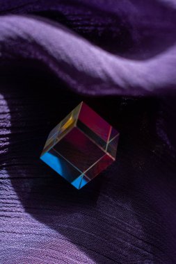 Parlak prizma küpleri ışığı farklı renklerde kırıyor.