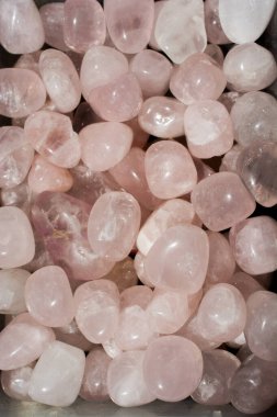 Mineral kaya numunesi olarak Rose Quartz 'ın değerli taşı yuvarlandı
