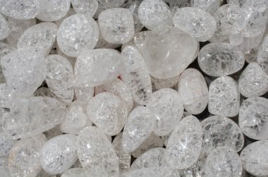 Doğal mineral kaya numunesi olarak kristalize kuvars (taş-kristal) değerli taş