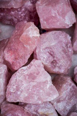 Belli bir tipte doğal mineral değerli taşlar.