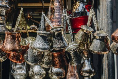 Geleneksel şekilde metalden yapılmış Türk kahve demlikleri