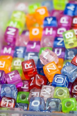 Renkli Alfabe harf görünümünde cubes
