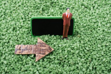 Ok ve adam kum üzerinde uyarı tahtası