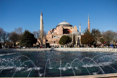 İstanbul 'daki Ayasofya, Bizans mimarisinin dünyaca ünlü abidesi.