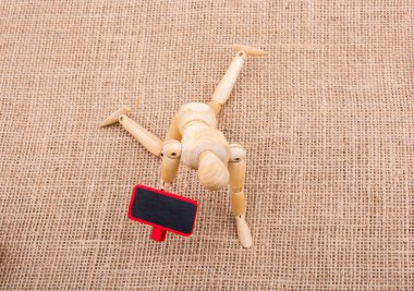 Tahtadan adamın elinde bir hakları Kurulu ile dizlerinin üzerinde