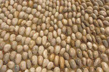 Aynı tip ve taştan yapılmış duvar.