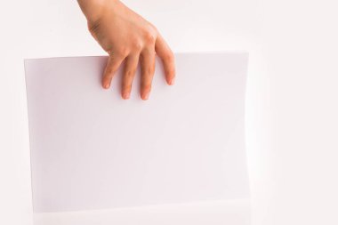 Beyaz bir arka plan üzerinde beyaz bir boş sayfa tutan el