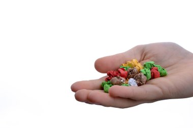 Beyaz arka planda bir avuç buruşuk renkli kağıt