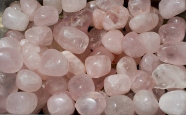 Mineral kaya numunesi olarak Rose Quartz 'ın değerli taşı yuvarlandı