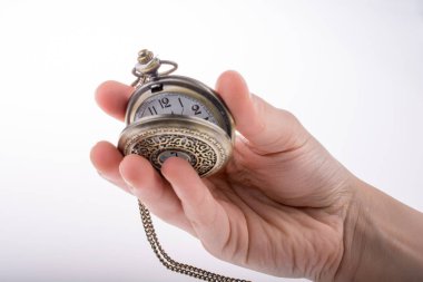 Elimde eski moda bir cep saati var.