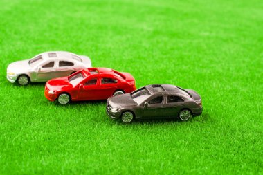 Littlegift kutusuna bir şerit ile yeşil çimenlerin üzerinde yerleştirilen